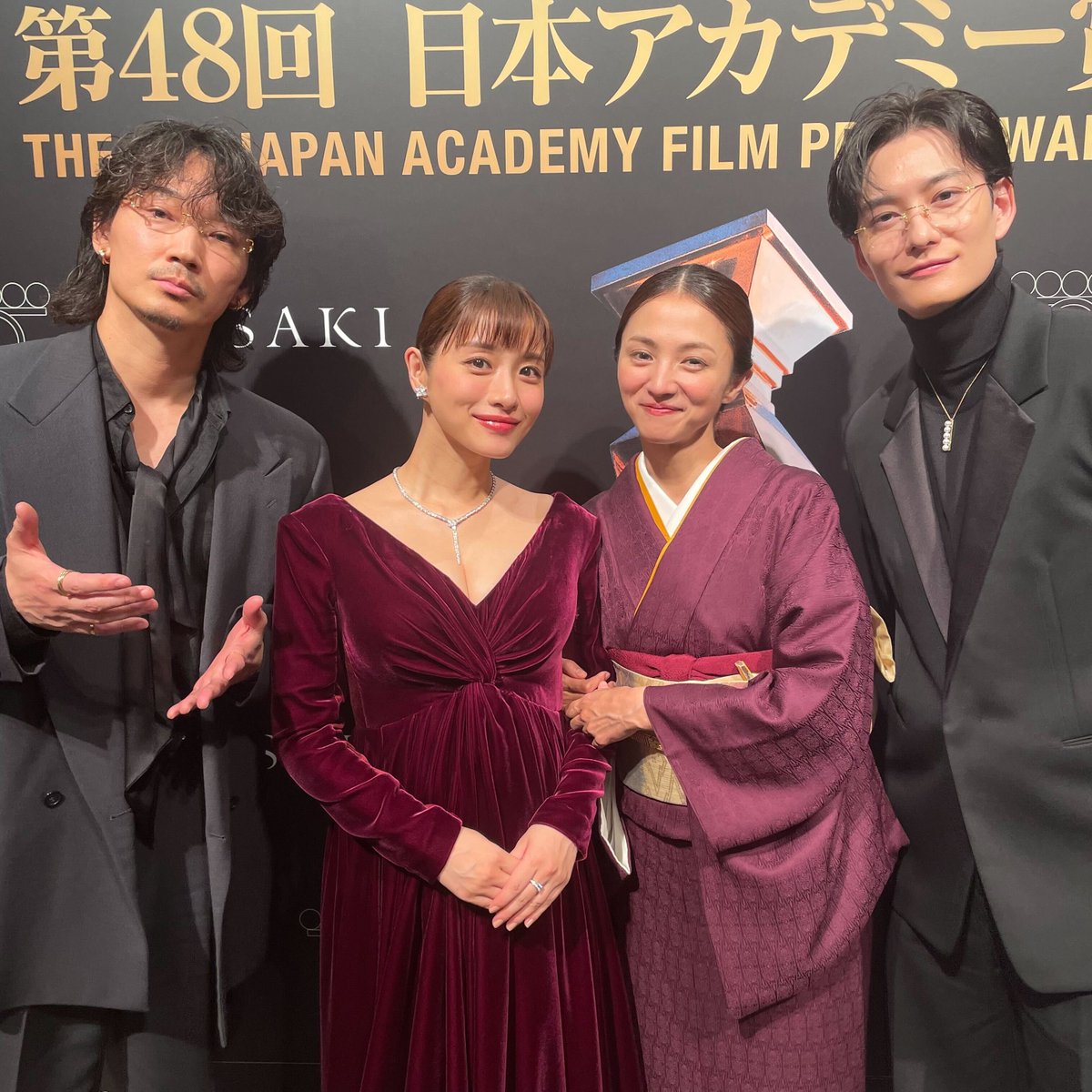「ラストマイル」出演者チームのみなさんが仲良くフレームイン。みなさん、作品は違えど優秀主演男優賞、優秀主演女優賞、優秀助演男優賞を受賞しています。おめでとうございます❗

#日本アカデミー賞 #第48回日本アカデミー賞 <a href="/last_mile_movie/">映画『ラストマイル』公式【BD&DVD好評発売中】</a>