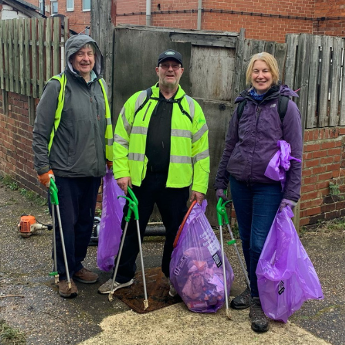 Wednesday afternoon, we teamed up with 3 volunteers from Poggy Pickers at Stanley Street Backings. Together, we tackled the area by litter picking, scraping, and cutting back overgrowth.

✅ 26 purple bags of mixed waste collected!

Great effort by everyone involved! 👏