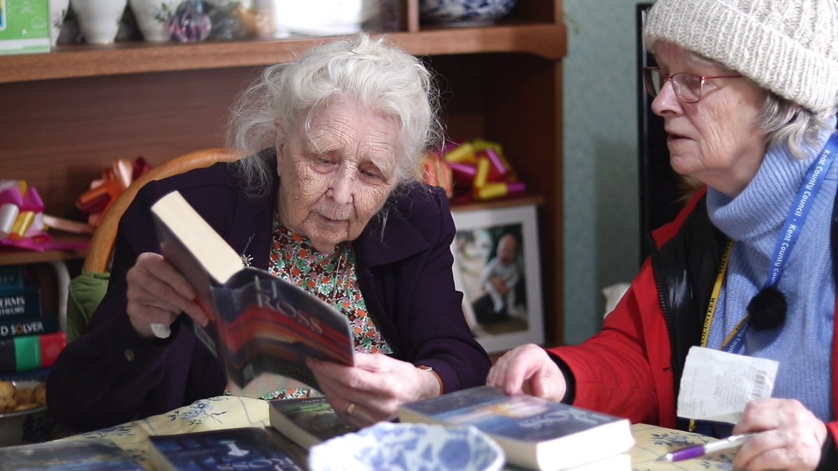 kentlibraries's tweet image. Can&apos;t get to the library? Our #HomeLibraryService #volunteers can deliver and collect books for you. 

This free service is available to anyone who needs it. Find out more and apply at kent.gov.uk/leisure-and-co… 📖 

#Kent #Volunteering #Community #Libraries