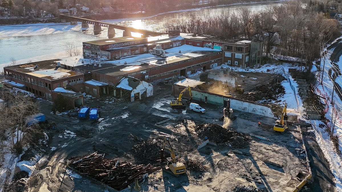 MathieuTye's tweet image. Démolition de l’ancienne Bennet Flett à Chambly.