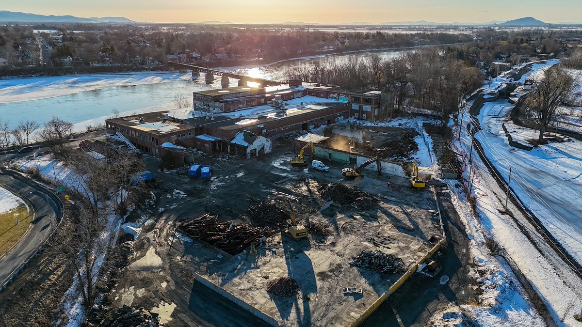 MathieuTye's tweet image. Démolition de l’ancienne Bennet Flett à Chambly.