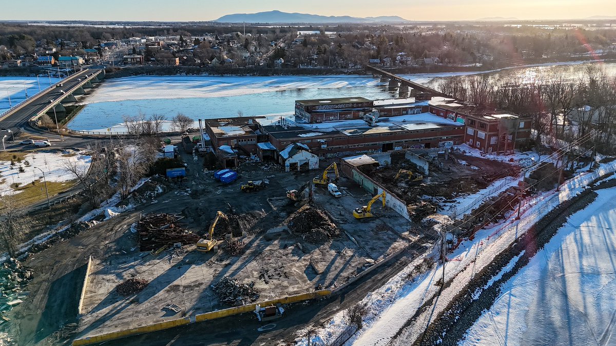 MathieuTye's tweet image. Démolition de l’ancienne Bennet Flett à Chambly.