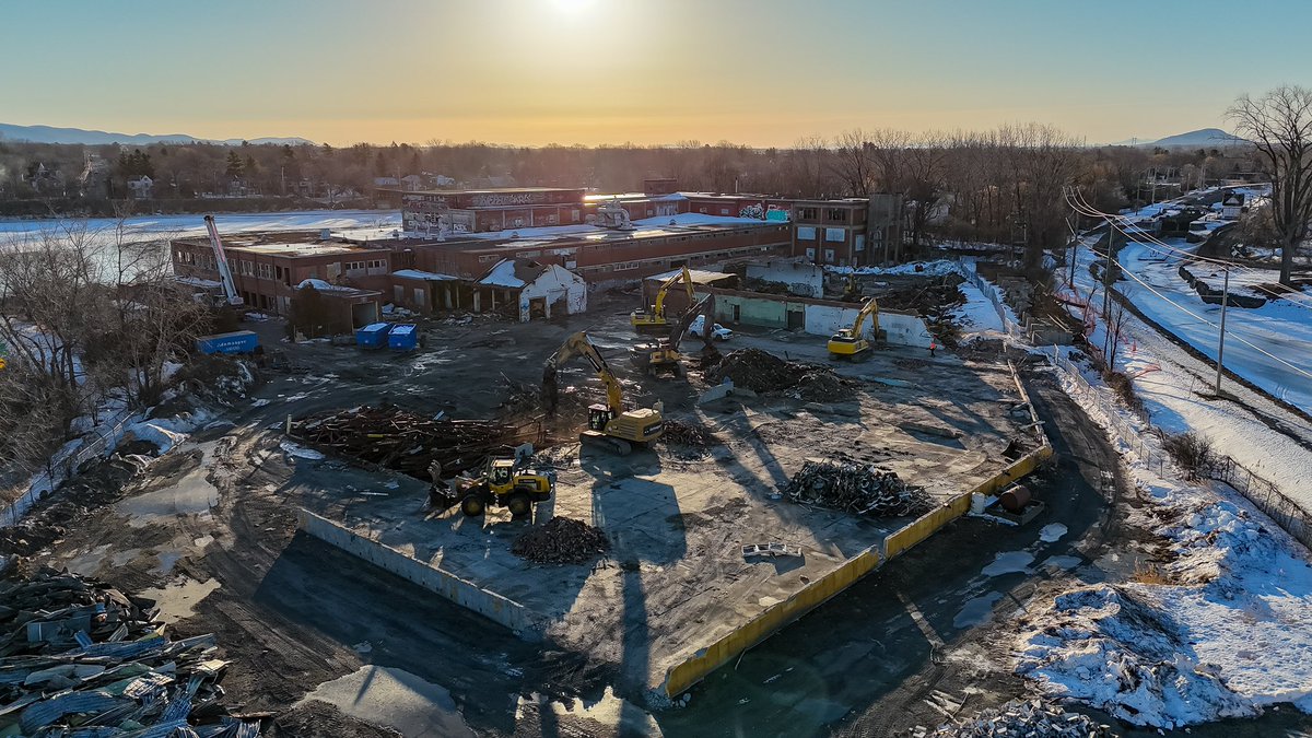 MathieuTye's tweet image. Démolition de l’ancienne Bennet Flett à Chambly.