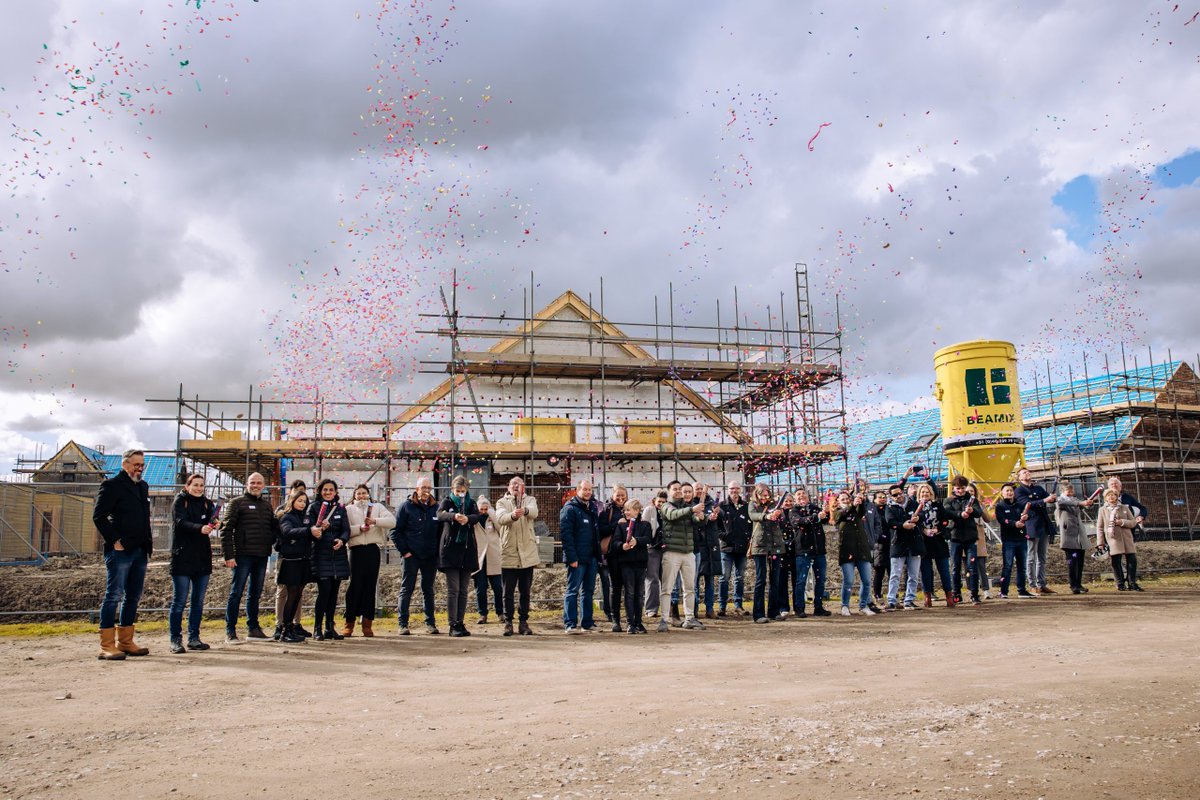 Wethouder Harry van Waveren en directeur Ivo Zweekhorst van Kroon &amp; de Koning gaven het startsein voor de bouw van 20 woningen in de duurzame woonwijk In ’t Groen in Heinenoord. Het gaat om de 3e  en daarmee 1 na laatste fase van de bouw van deze wijk. 👉 bit.ly/3FxULVN