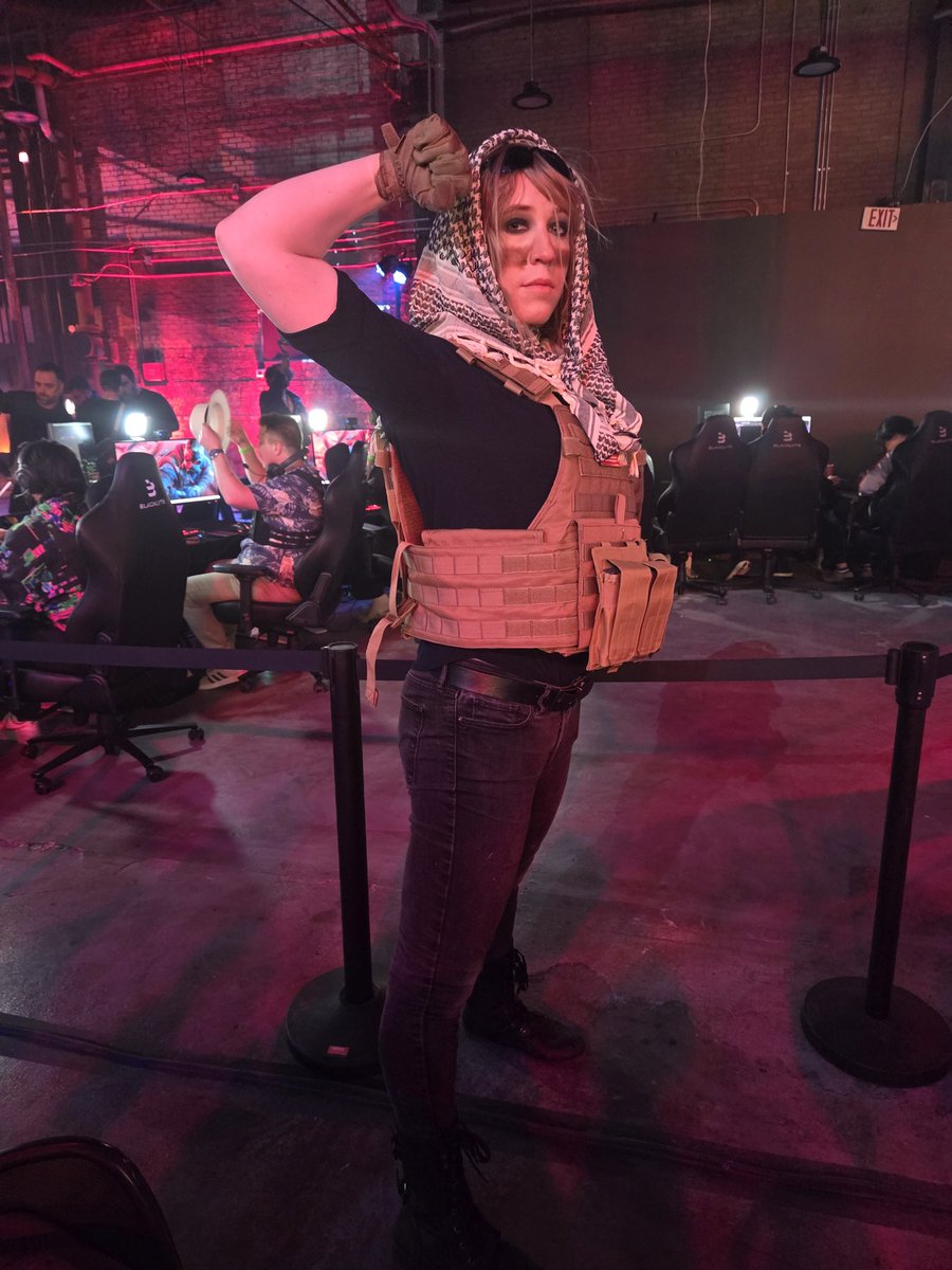 Look who i found at the #SiegeX reveal in Atlanta! <a href="/CaptainFluke/">Emi | Fluke</a> so good to hug you <3 and I love seeing this amazing cosplaying community! They are the coolest and nicest, always. 🥰🥰🥰