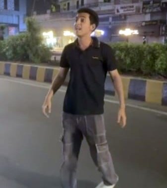 TimesAlgebraIND's tweet image. BIG SHOCKING NEWS 🚨 Drunk Law student kills woman, her child & injures seven others, late night in Vadodara, Gujarat.
He was speeding at 120 km/hour with his friend. 
He was heavily drunk.
After k***ing people, he then started shouting , "Another round" 😱
The Public caught,…