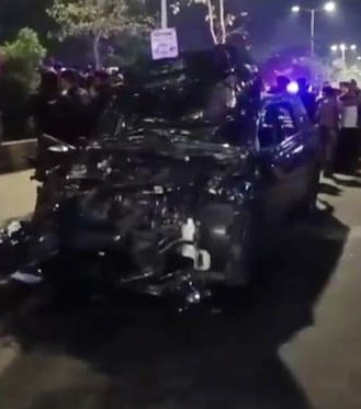 TimesAlgebraIND's tweet image. BIG SHOCKING NEWS 🚨 Drunk Law student kills woman, her child & injures seven others, late night in Vadodara, Gujarat.
He was speeding at 120 km/hour with his friend. 
He was heavily drunk.
After k***ing people, he then started shouting , "Another round" 😱
The Public caught,…