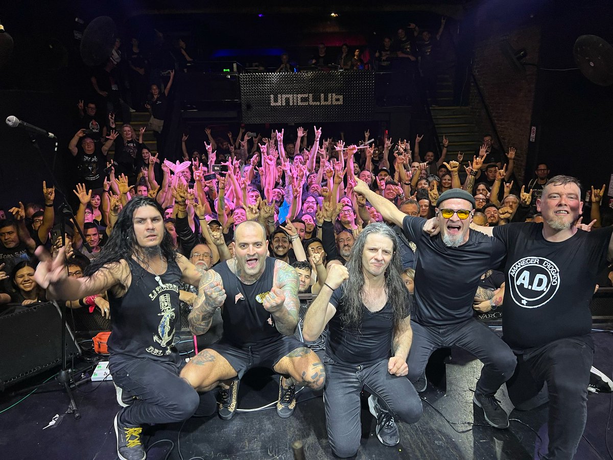 En cada visita agotan nuestra capacidad de asombro, no hay palabras para describir lo que nos hicieron sentir anoche en el #Uniclub de Buenos Aires, mil gracias de corazón por todo y hasta la próxima, hermanos, Aguante 🇦🇷 #UnViajeEpicoTour