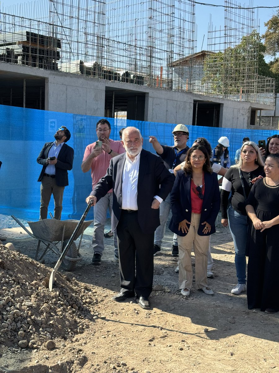 📌 Este jueves, las 236 familias del proyecto Sofia Carmona 0301 que ya cuenta con un 32% de avance en sus obras 🏗️, se dieron cita junto al ministro de Vivienda y Urbanismo, Carlos Montes, para participar de la ceremonia de colocación de Primera Piedra 🪨