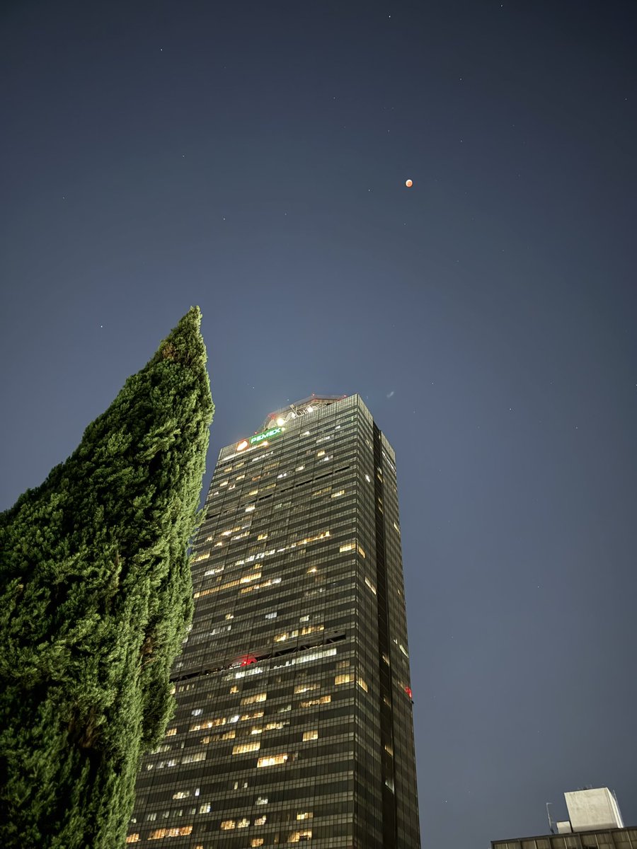 saidelnegro's tweet photo. #EclipseLunar #torrepemex #pemex
#LunaRoja https://t.co/0wSgbw4c35