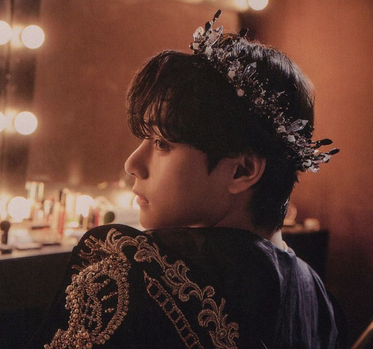 Aamyungv's tweet photo. Amaranthine; a #taekookau

“The prince of Amaranthine is here to see you, my king.”

Jungkook looks over at his minister to see the equally confused and puzzled look on his face.

Jungkook glances at Yoongi who has stopped playing the piano to look at the minister too. https://t.co/dGOQziYFe4