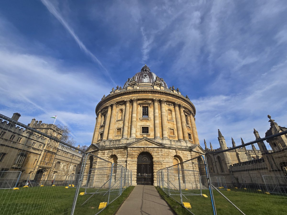 celtus's tweet image. Last weekend we had an unusal 18oC for this time of year.  Acted like a tourist in the city where I work.

This weekend we may have snow.  

#DayOff #Oxford #CityOfDreamingSpires #TheBodleian #MagdalenCollege #LazySunday #OxfordCity #England