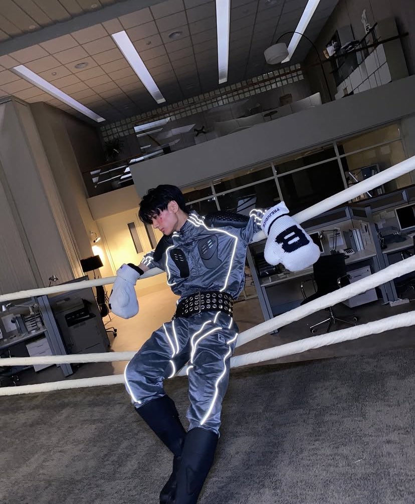 His fierce expression and unwavering presence remain undeniable. Despite the portrayal of injury, his sharp aura and masculine charm shine through, making him look even more captivating and fearless.