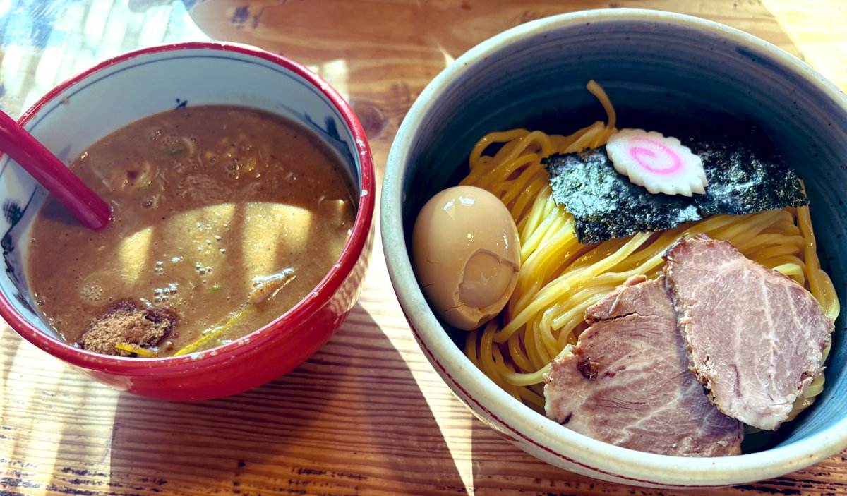 ortopleft's tweet photo. 中華そば 蛍

午後3時過ぎの遅めのランチにもかかわらず、ほぼ満席の人気店

「特製つけ麺　赤」をいただきました

魚介出汁の濃厚つけ汁に太麺が絡みまくり、
柔らかチャーシューも美味😋

#脳出血　#左片麻痺　#中華そば蛍 https://t.co/n8a1JDzbTr