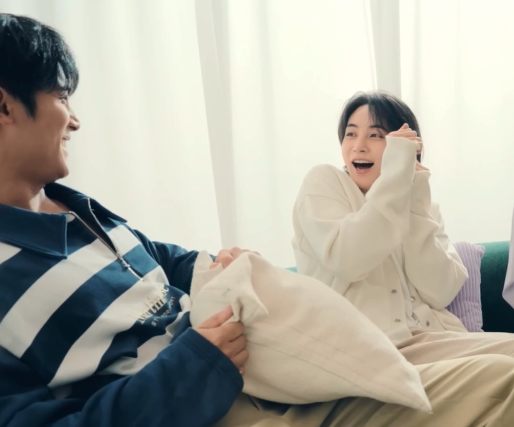 이 사이에 4년 있어
화보 촬영에서 눈 맞아서 결혼 후 다시 한 번 커플화보 찍는 연예인 부부