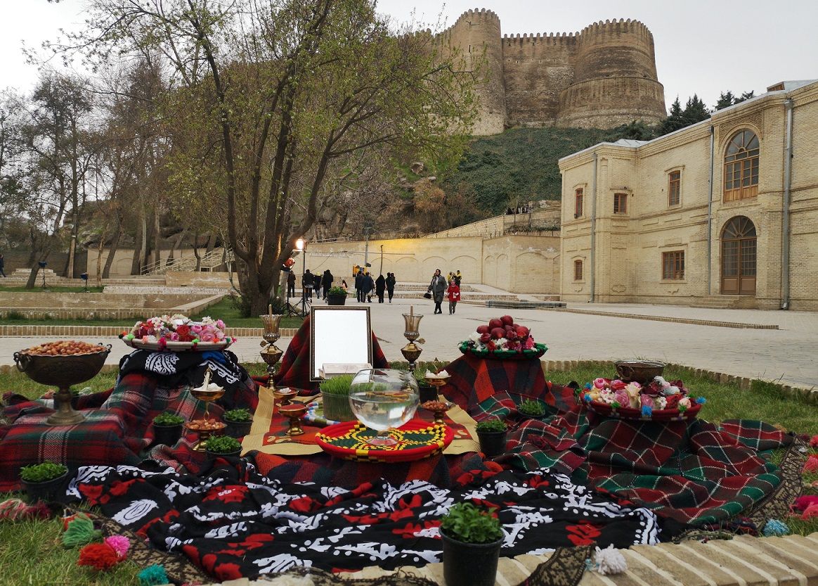separvaane's tweet image. یکی از رسم های ما لرا اینه که به نشانه احترام و همدردی، قبل از عید میریم به دوستان یا فامیلهایی که عزادار هستن لباس و یا یک پارچه رنگی میدیم که رخت عزاشون رو دربیارن و سال جدید رو از سر بگیرن...
#ستینم_ایران