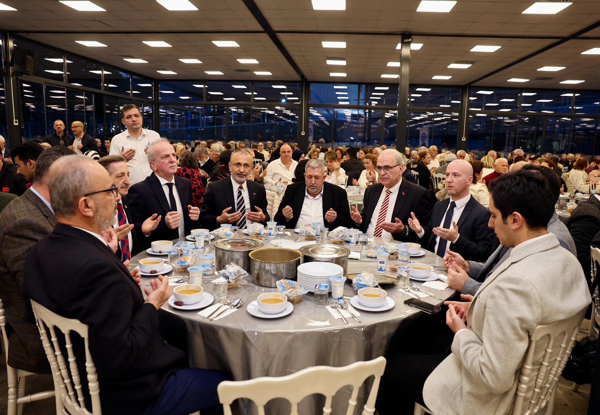 Eyüpsultan Rumeli Türkleri Kültür Yardımlaşma Derneğinin düzenlemiş olduğu iftar programına Federasyonumuzu temsilen Genel Başkanımız ve Yönetim Kurulu Üyelerimiz katılım sağladı.
Nazik davetlerinden dolayı Eyüpsultan Rumeli Türkleri Kültür Yardımlaşma Derneği Başkanı Ayhan