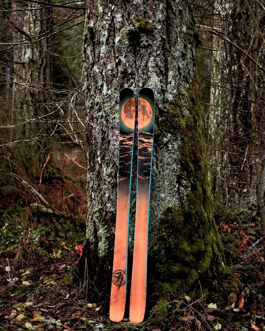 KindredSnow's tweet image. Full moon lunar eclipse and aurora borealis on pi day!