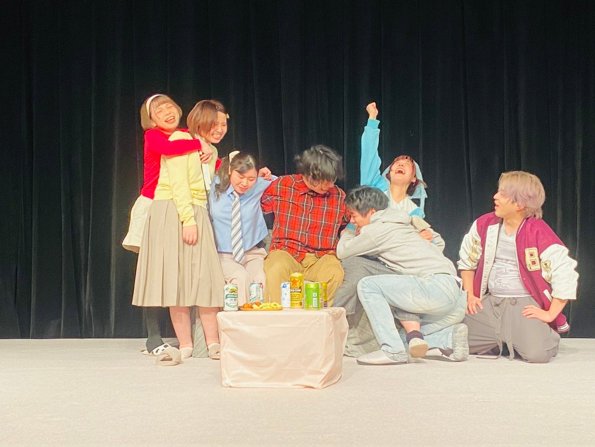 HNT_sibai_nu's tweet photo. 舞台「ミッドナイト・スポットライト」本日が映像配信の購入期限です📣
今ならまだ間に合いますので皆様お買い逃しなく!
📷大好きなREALITYチームのみんなと!
2枚目エメちゃんだけ後ろ姿になっちゃったし秋葉の代わりに泉さんが入ってます🤣
#Hash8
#Mスポ https://t.co/rkmm59N1dF