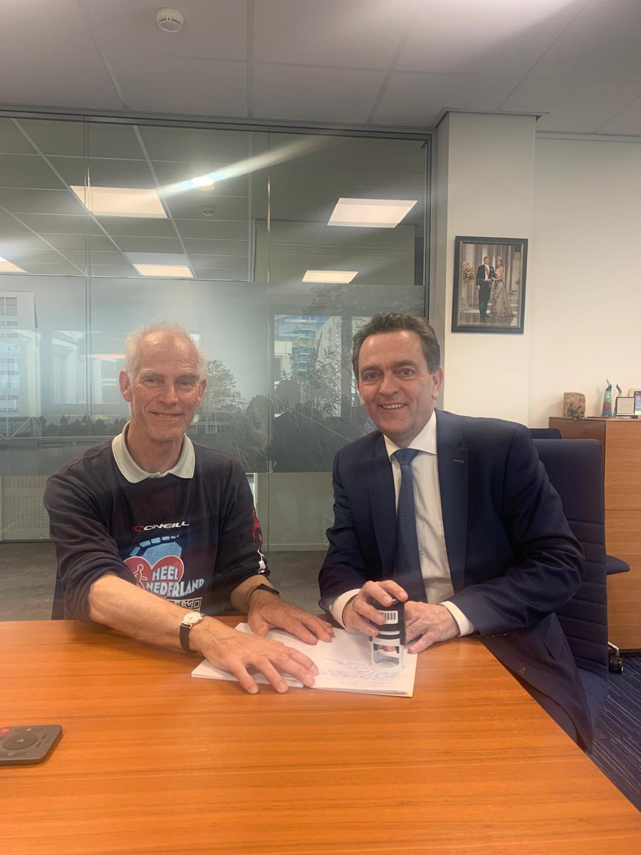 In 175 dagen wandelend heel Nederland bezoeken om het leven van mensen met kanker een beetje meer HEEL te maken. De missie van Frank Boerenbach. Gisteren bezocht hij Zoetermeer. Zeer onder de indruk! Wil je Frank volgen of steunen kijk op zijn website: heelnederland.nl