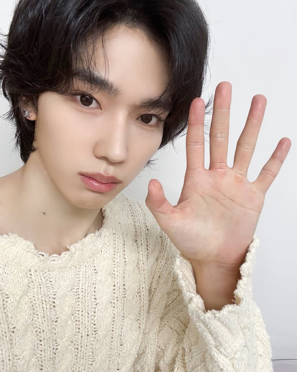 LUN8_Fr's tweet image. #Instagram 14.03.25

@.Campusplus_official

Nouvelle photo de #Chael pour le photoshoot du magazine #CampusPlus de mars 2025 ! 📸

🔗 instagram.com/p/DHKt92SpZhd/…

✨ N’oubliez pas de réagir à la publication d’origine ✨

#LUN8 #루네이트 #카엘