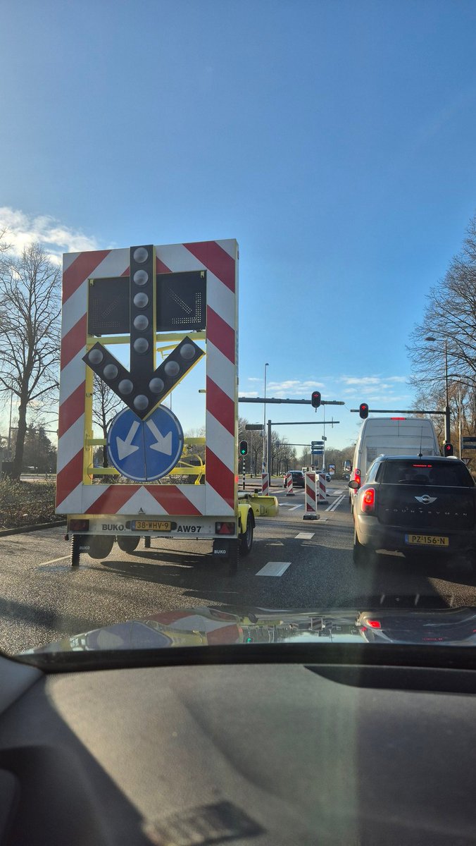 Hoi <a href="/rotterdam/">Gemeente Rotterdam</a> wat doet dit ding opeens op de terbregseweg, het hele verkeer vanaf de Irenebrug staat muurvast door deze onzin.
