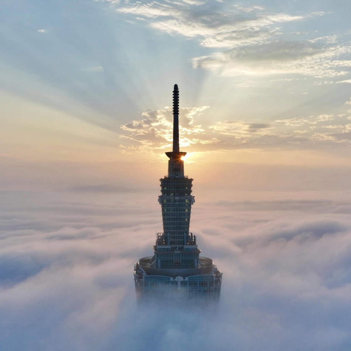 TaiwanNewsEN's tweet photo. Amazing photos taken of Taipei 101 on Tuesday https://t.co/C9zLbDXSK0 https://t.co/JZJ0A5Epdh