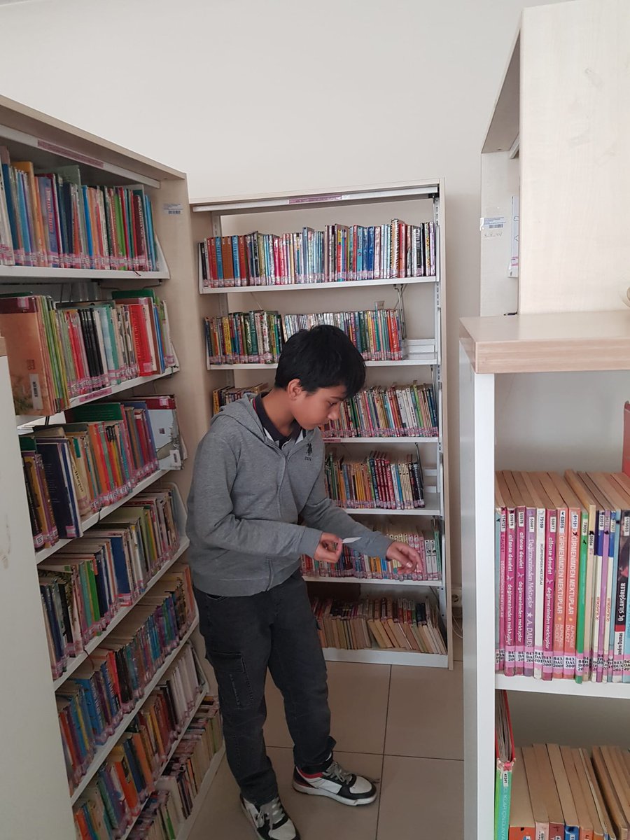 Bakanlığımızın Milli Eğitim Bakanlığı İş Birliği ile "Kütüphanelerdeyiz" etkinliği kapsamında, kütüphanemizde İbrahim Yüzbaşıoğlu Ortaokulundan Müdür Yrd. Mehmet DURAN ve Türkçe öğretmeni Mehmet GÜL eşliğinde 7. sınıf öğrencilerine kütüphane tanıtımı (oryantasyon) yapılmıştır.