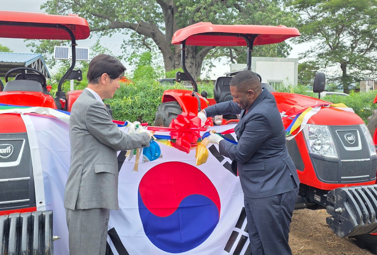 Kor_Emb_Zim's tweet photo. On 12 March, Ambassador Park Jae-kyung met Malawi's Minister of Agriculture Samuel Kawale at the Chipoka Agricultural Center.
Attending a small grant aid donation ceremony, one mobile grain dryer, six tractors, and five types of work machines were donated. https://t.co/C3Kht1aR6p
