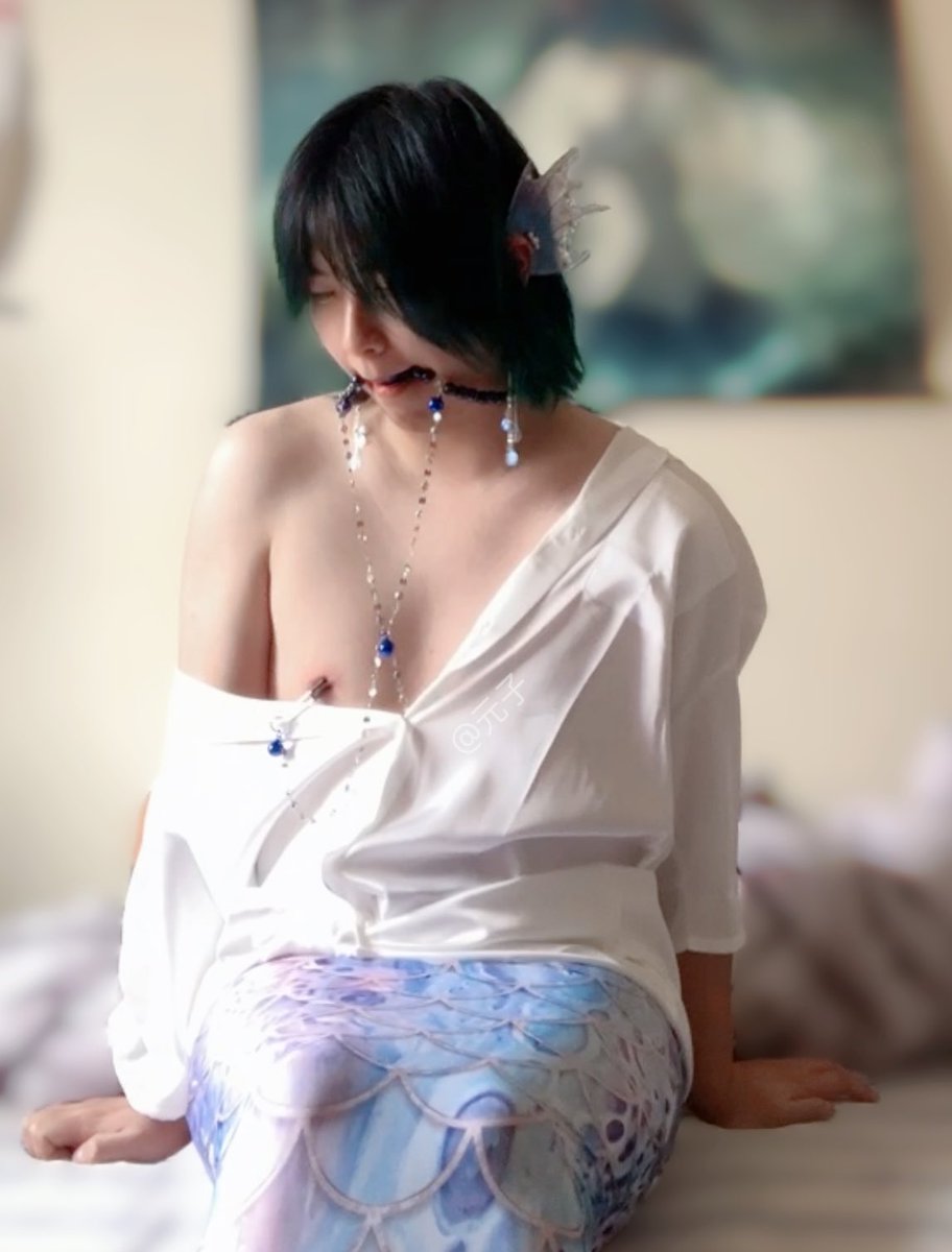 抓来一只人鱼～
怎么，还想唱歌魅惑人来救你？
嘿嘿，把嘴堵上就没用了吧～！