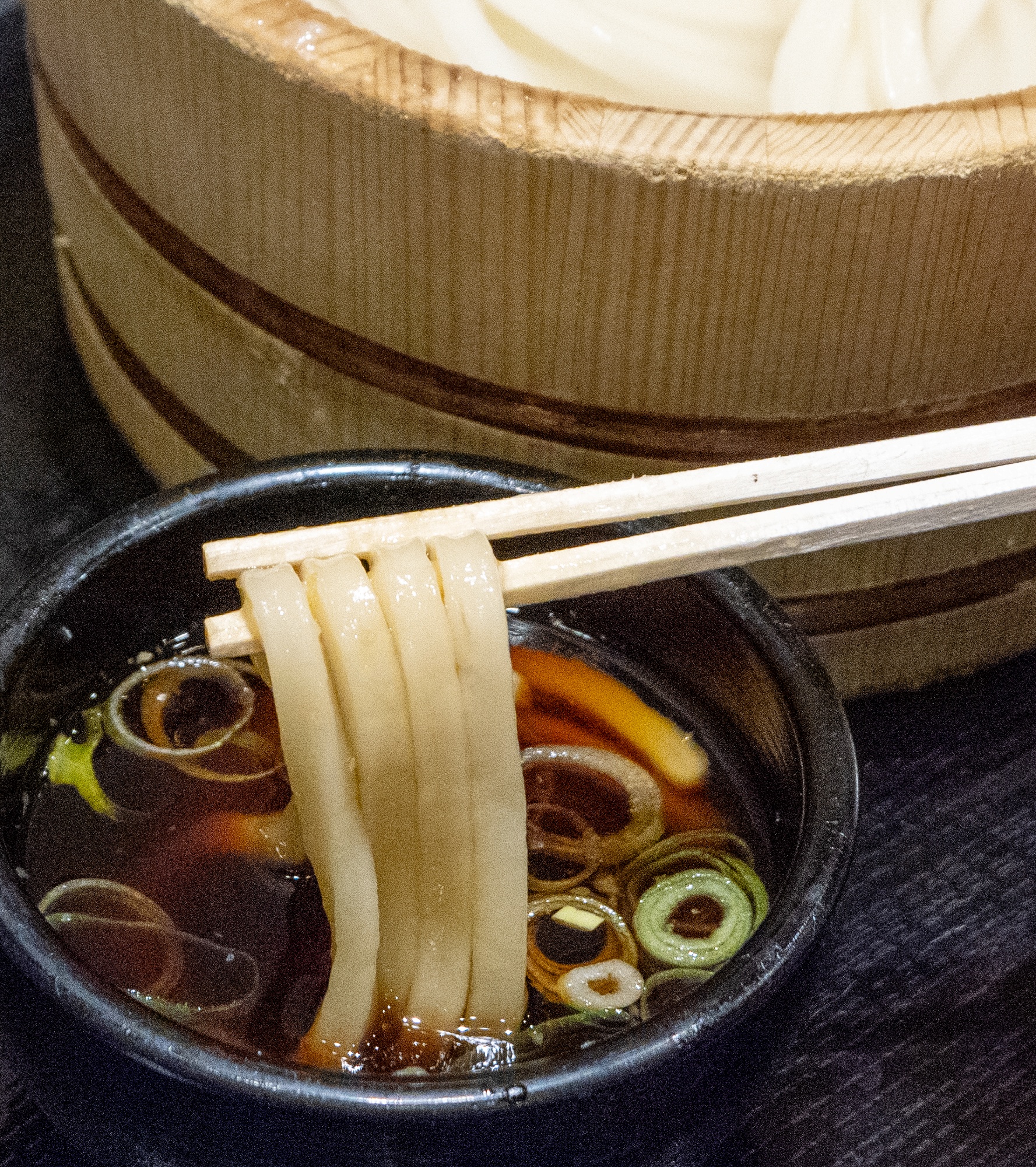 丸亀製麺 - 釜揚げうどんの桶の底には、ロゴの刻印が入ってい
