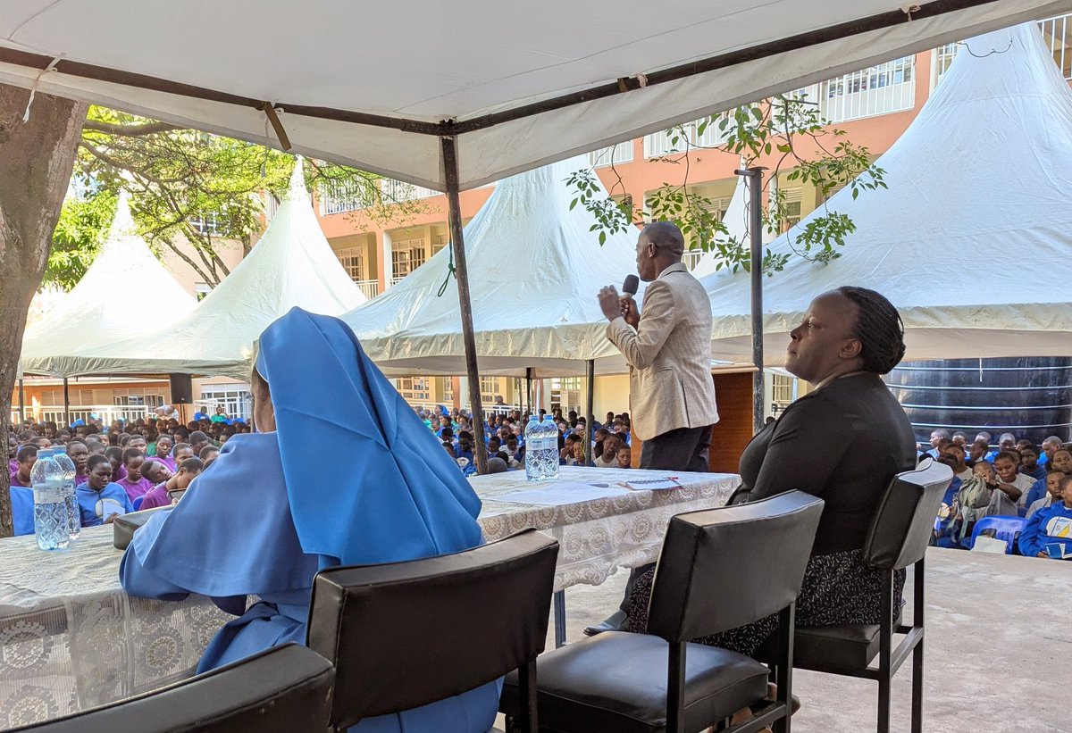 JuliusKizito10's tweet photo. Spoke to 1000+ students at @Rubaga_G_SS Rubaga Girls S.S Career Day—theme: Hope Abounds.

Tackled Mental Health in schools: self-care, stress, emotions, and the dangers of drugs. Empowering the next generation!
 #MentalHealthMatters #Vision2040 https://t.co/fECMSbjzvT