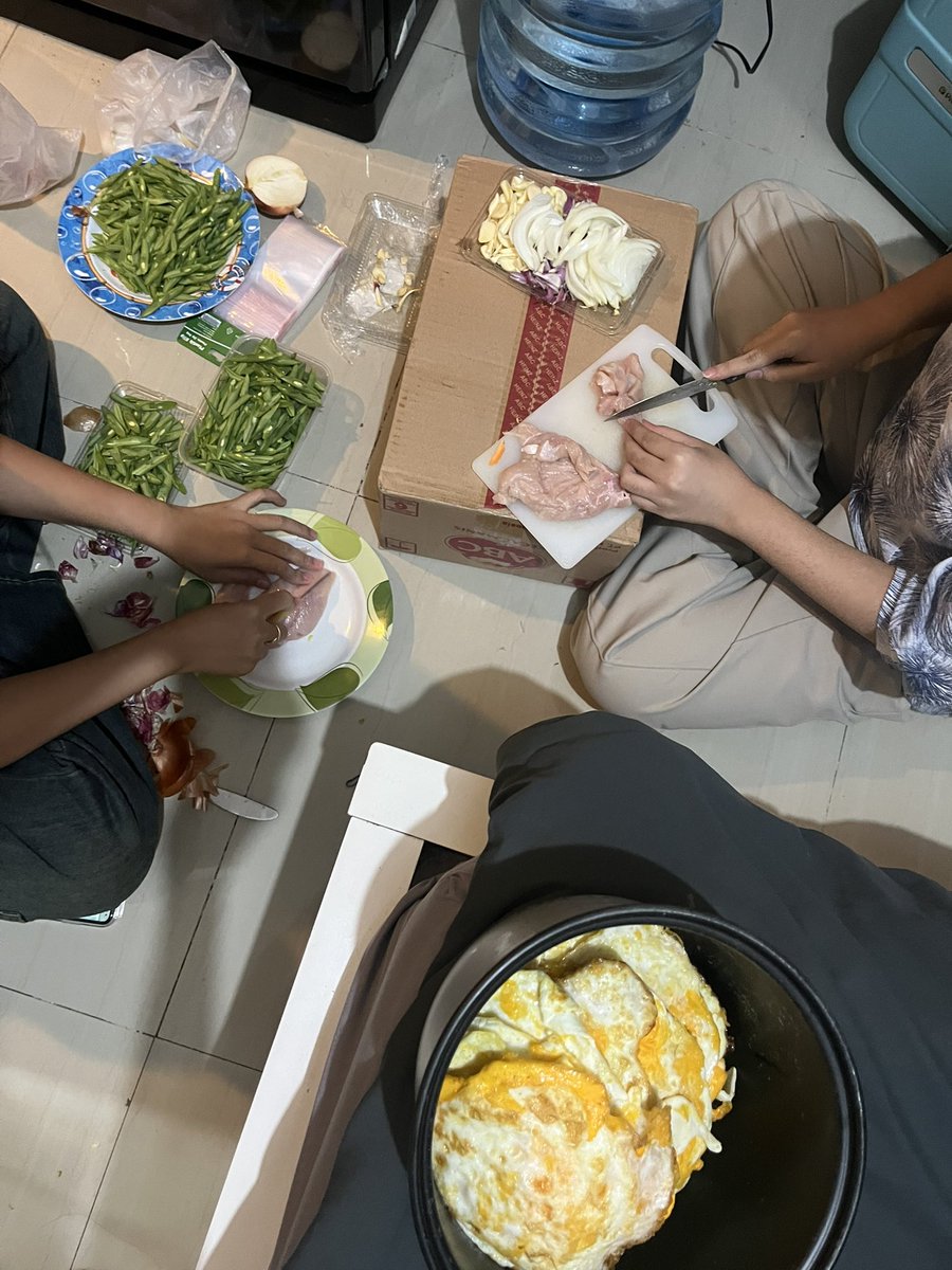cuntradiksi's tweet photo. kita mau PILOT MENU DULU HEHEH 15 pax ayam tumis buncis wortel + telor goreng khas panjaitan #barelberbagi nanti kl udah pd dengan flow ini akan ajak more people #insyallah #masyallah #tabarakallah ♥️ https://t.co/OGRpEt802d