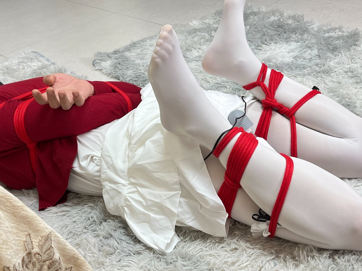 约绳日记
捆之前气势汹汹，自信满满的要做s，结果被强势捆了起来，电击戴好之后直接开启无限循环，震动按在下面反复边缘摩擦，使其快速进入状态，但是在快到达到的时候立刻停止，加大电击！
反复四五次边缘控制之后，已经变成只会蠕动的玩具了！
放心是不会给你高潮的！
<a href="/bangbangtang404/">棒棒糖cn</a>