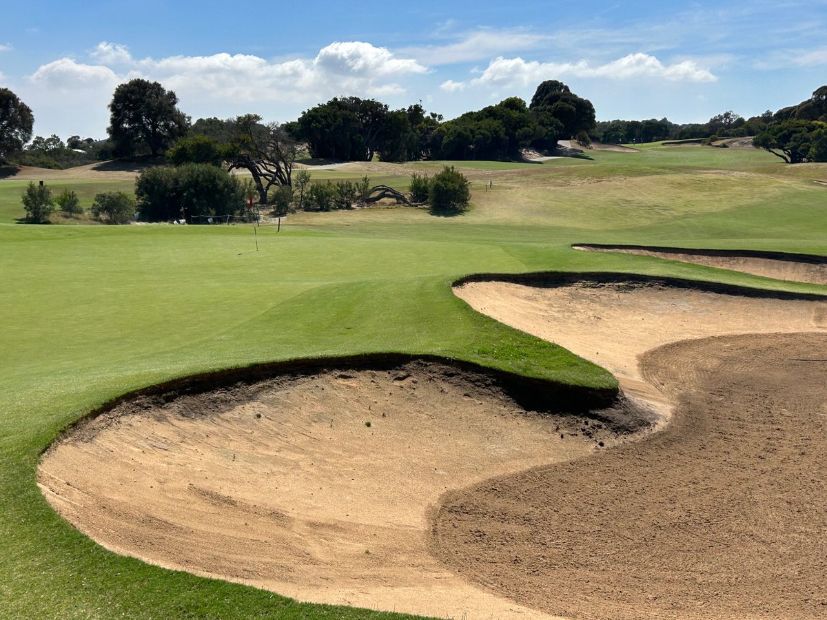 TimCowen2's tweet image. Great day at Cape Schanck in Vic. Superb green complexes, notably the sixth. Probably the longest green I have ever played. It may be 100 yards from back to front. The National next door may overshadow it but this is a great course.