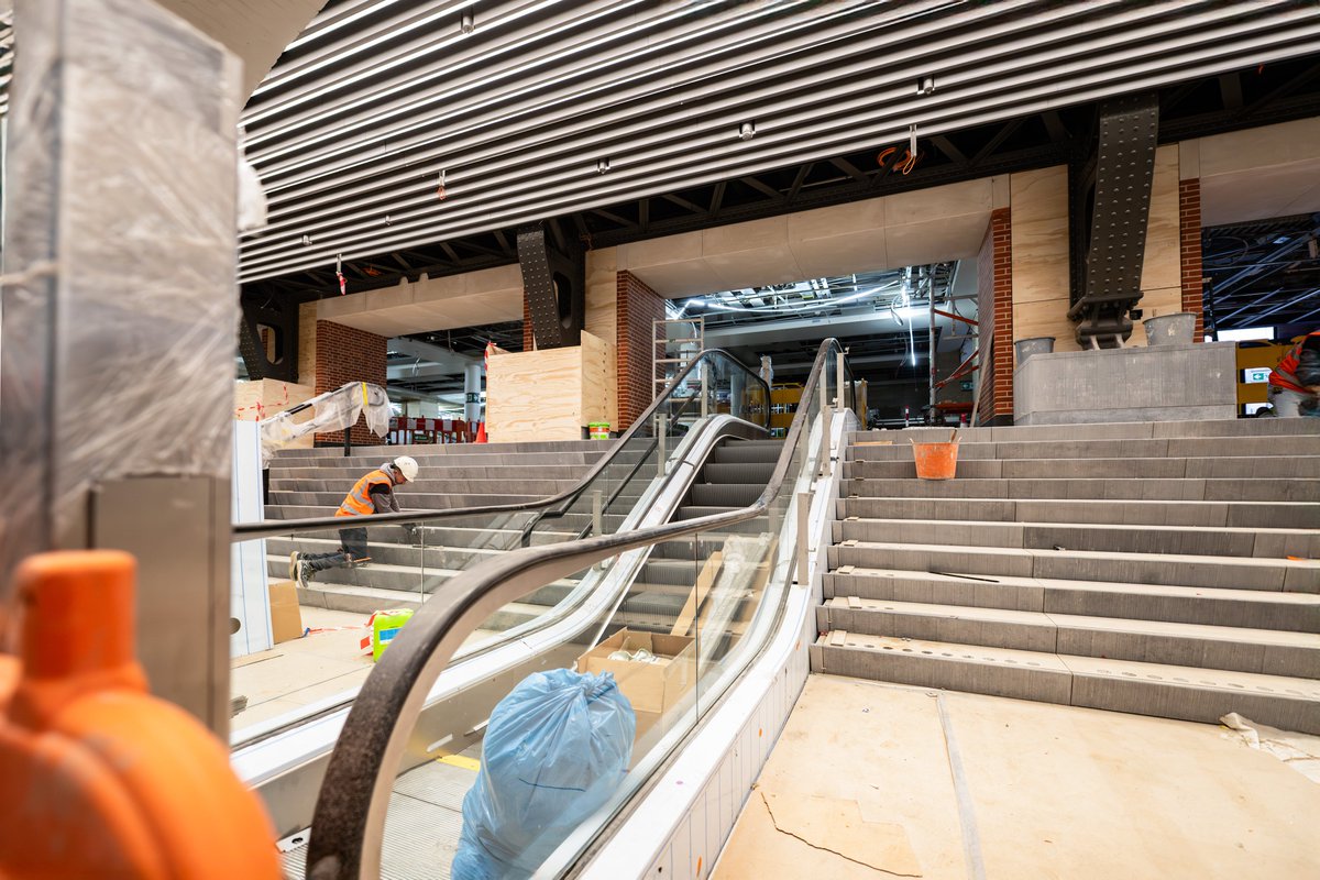 Op station Amsterdam Centraal werken we volop aan de entree Westelijke reizigerstunnel. Om deze breder, toegankelijker en gebruiksvriendelijker te maken. En we stellen de monumentale boogconstructies in ere.
#vooreenmooierNederland

📸 ProRail/Shane van Hattem Duckdev Fotografie