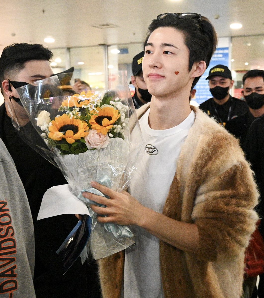 8Wonder_2024's tweet photo. Our biggest star has arrived. Welcome B.I to Vietnam β€οΈ
#RoadTo8Wonder #TheNextIcon #BI https://t.co/v3GwzYTvQD