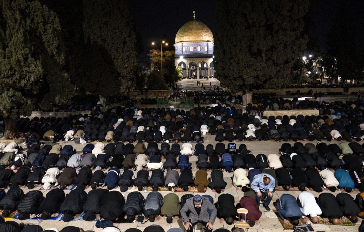 GulfTimes_QATAR's tweet image. 100,000 people perform Isha, #Taraweeh prayers at #AlAqsa Mosque

 gulf-times.com/article/701917…