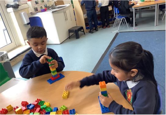 LyonParkPrimary's tweet image. RO students have been exploring height! They had a race to see who could build the tallest tower 🏗️. #STEMLearning #BuildingFun #HeightChallenge #CreativeLearning