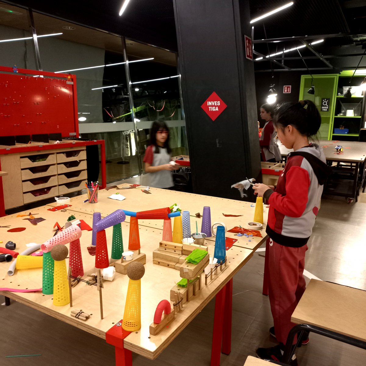 ImmaVedruna's tweet photo. L'alumnat de #4tPRIM visita @CosmoCaixa_CAT
Demostra la seva creativitat i enginy al taller Creactivity.
#cuidarnospercanviarelmón https://t.co/xO9tM4Cg1U