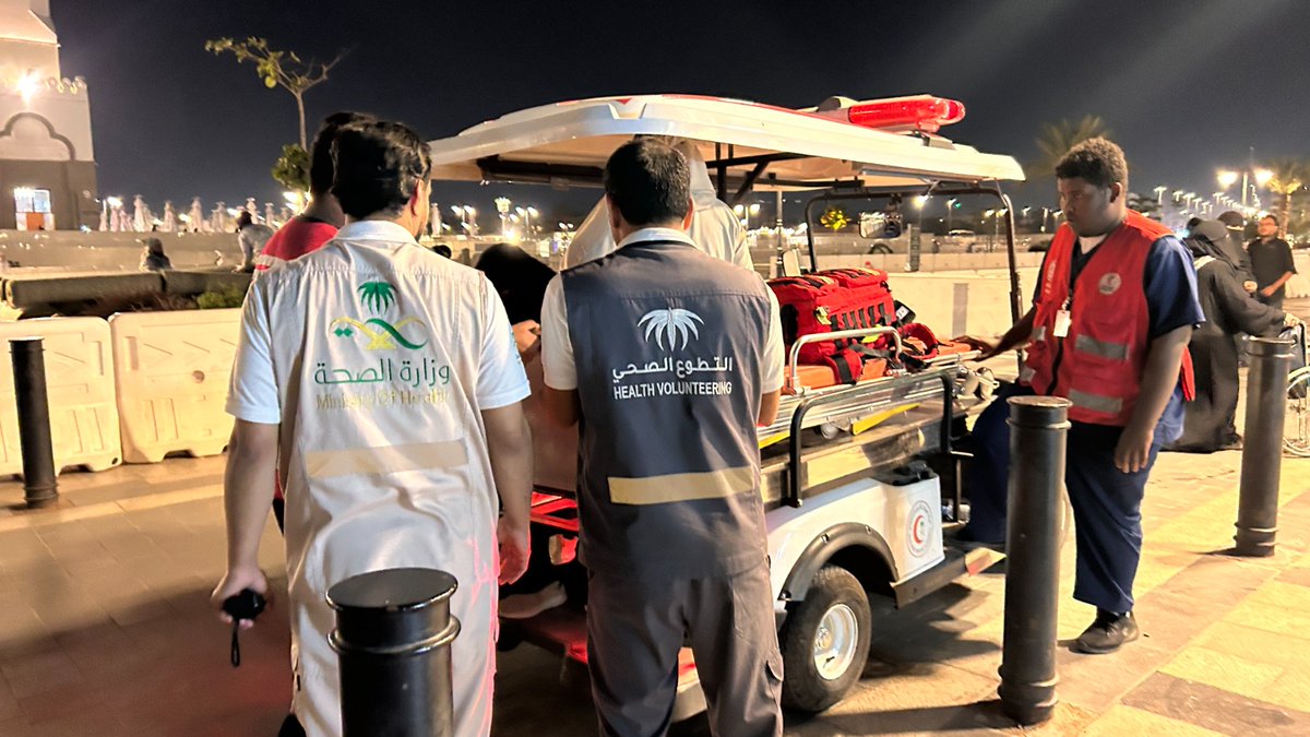 MedinaVolunteer's tweet photo. فرق #التطوع_الصحي بفرع #وزارة_الصحة  بمنطقة المدينة المنورة تباشر مهام أعمالها في تقديم الخدمات الصحية والإسعافية للزوار والمعتمرين بمسجد قباء https://t.co/l7UwERciRn