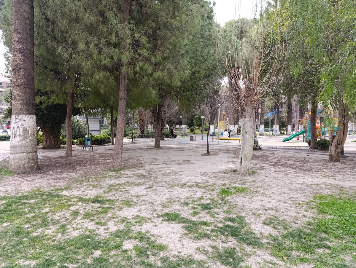 cosmiclattesi's tweet photo. @AydinBuyuksehir Aydın’ın tüm parkları, rekreasyon alanları tertemiz ve yemyeşil iken Söke’deki sizin denetiminizde olan Atatürk Parkı neden bu durumda? Gece ışıklandırma yok, güvenlik önlemi asla yok. Bir büfe açtınız  erkenden kapanıyor +++++ https://t.co/N5K7jSJFWF