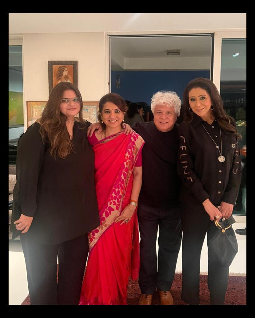 ShainaNC's tweet photo. In the company of accomplished women our host #suhelseth in a minority π, thank you suhel and lakshmi for a beautiful pre holi evening, charming company, amazing hospitality, thank you.
@Suhelseth @Vandanaluthra @AdvaitaKala @navikakumar
.
.
#aboutlastnite #delhi #delhidiaries #holi #shainanc