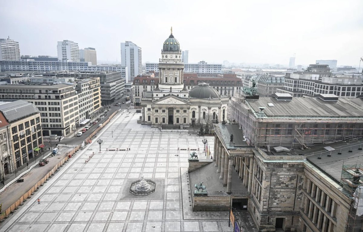 Heute eröffnet der neu sanierte Gendarmenmarkt in Berlin. Der schönste Platz Europas, wie CDU-Bürgermeister Kai Wegner ihn nennt. Ich sehe leider eine 14.000qm Steinwüste, die sich im Sommer brutal aufheizen und zur No-Go Area wird. Tatsächlich wurden bei der Sanierung sogar noch