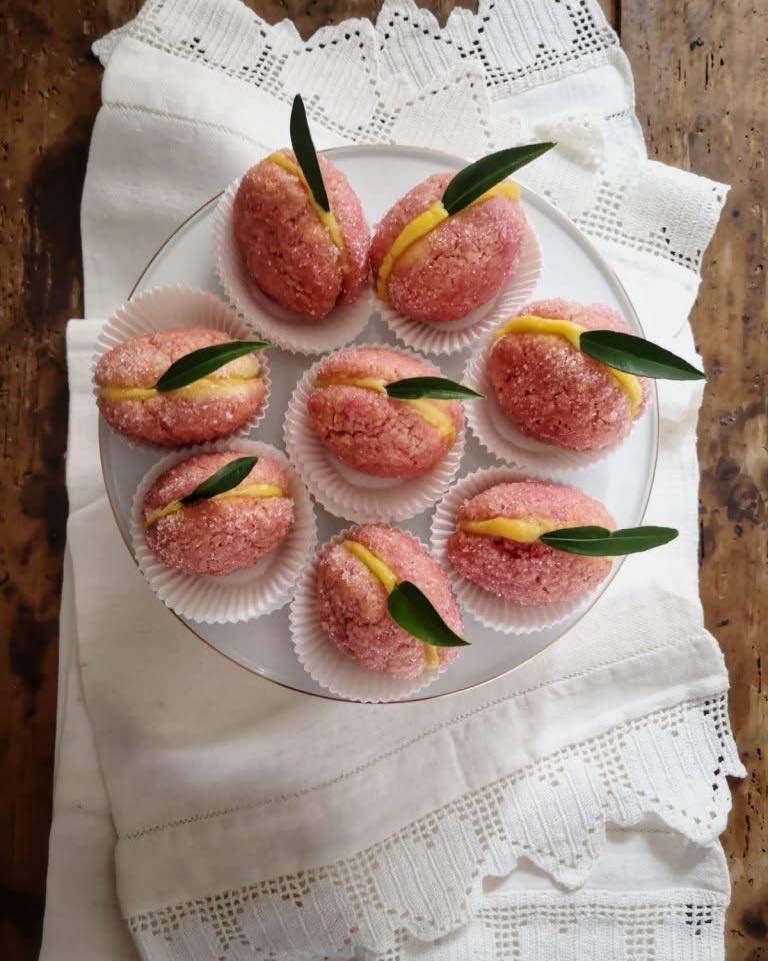 YourAbruzzo's tweet photo. Buona #colazione! Che ne dite di iniziare la giornata con #pesche dolci bagnate con lโ#alchermes e farcite con #crema pasticcera o #cioccolato?
๐ท Ilaria di Tizio e Serena Tacconelli - Una Cucina a Pois
#abruzzo #abruzzoturismo #viaggioinabruzzo #dolciabruzzesi #15marzo https://t.co/dX8iajrNNN
