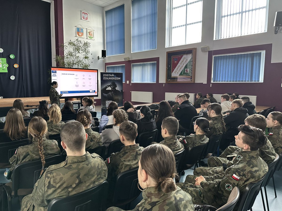 WCR_Olsztyn's tweet image. Dzisiaj🫵...Nasz #MZR Mobilny Zespół Rekrutacyjny przeprowadził prelekcję
w ramach projektu &quot;Zawód Żołnierz&quot; w 
Liceum Ogólnokształcące w Dobrym Mieście💪
Rozmawialiśmy z uczniami o codziennych wyzwaniach, możliwościach oraz obowiązkach związanych ze służbą wojskową.
@ZolnierzRP