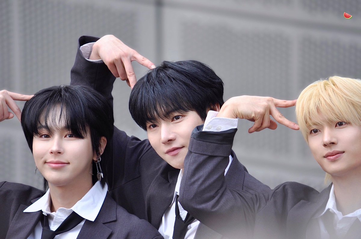 250308 음악중심 미니팬미팅

상암에 고양이 등장!🐱🐱🐱🐾

#원위 #ONEWE #용훈 #YONGHOON 
#강현 #KANGHYUN #기욱 #GIUK