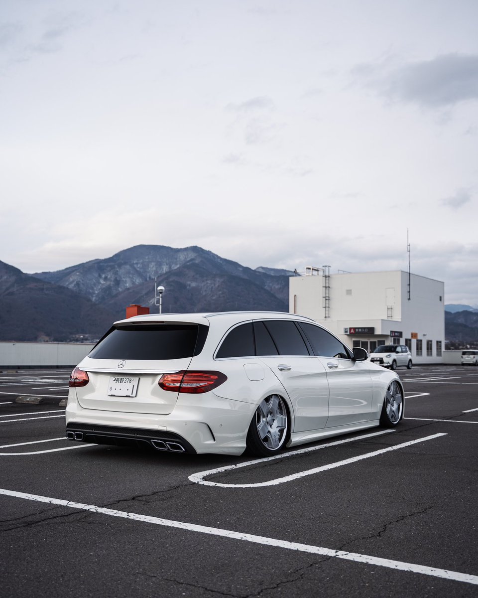 ITSUKINN0001's tweet photo. オシャレな通勤車完成✨

🚗：Mercedes-Benz　RBA-205242

🛞：Lorinser RSK6

🦵：AIR FORCE　施工SHOP　
　　　麗BRAND　@R_s99_g37 

R：C63ガーニッシュAMGマフラーカッター

photo📸@Ryuu1027 https://t.co/7CdEdGKpsB