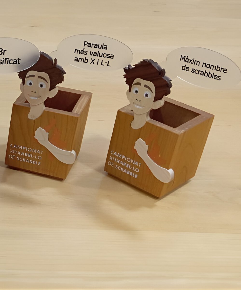 Ja tenim a punt els trofeus del 4t Campionat Xitxarel·lo de Scrabble en català, que se celebrarà aquest dissabte 15 de març a Barcelona. T'hi esperem!

Més informació i inscripció:
ajuscrabble.cat

#scrabbleencatalà #scrabblecat