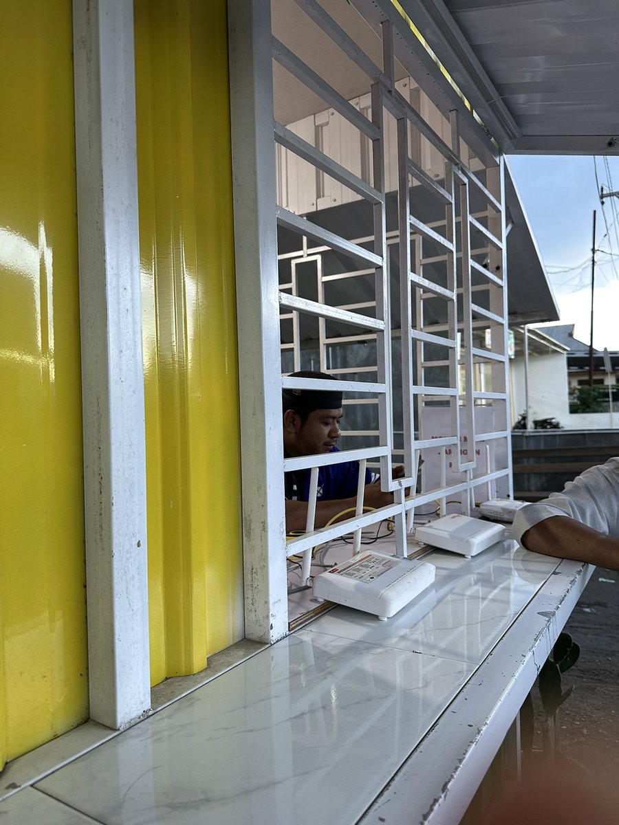 tantoburu's tweet photo. Akses inernet harus mencari titik2 akses wifi starlink di kota namlea, akibat jaringan telkom pada ambruk sudah 3 minggu. Rasanya berpindah kesini menjadi alternatif masyarakat p Buru pada umumnya . @Telkomsel @Kemenkomdigi_id https://t.co/Ux3iCOu0RR